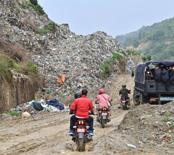 सिसडोलमै फोहोर खसालेपछि बाटो अवरुद्ध, फोहोर पन्छ्याइँदै